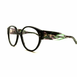 Notre modèle lunettes femme Aurillac avec sa monture aux formes rondes. Face : noir Branche : vague transparent noir, violet, vert Solides, légères et confortables nos lunettes VDS sont uniques.