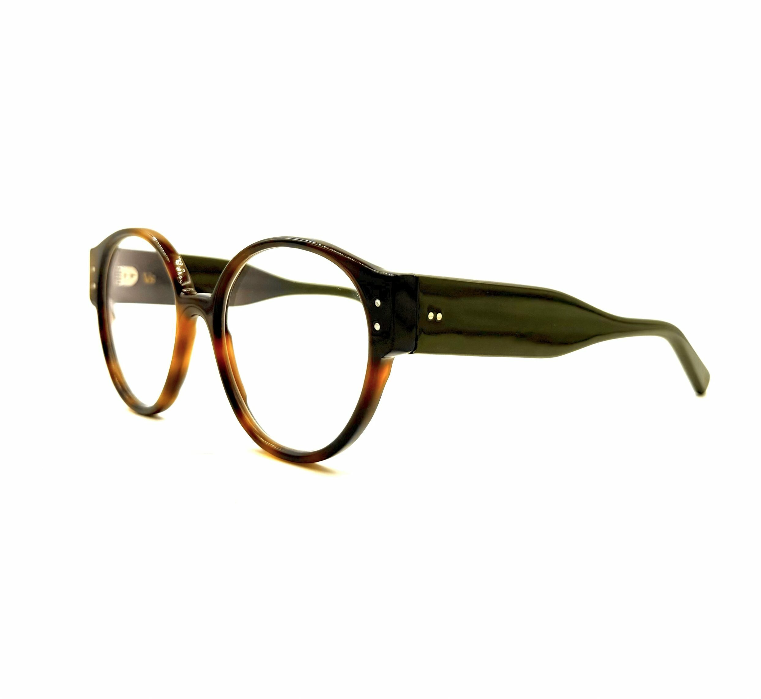 Notre modèle lunettes femme Aurillac avec sa monture aux formes rondes. Face : écaille Branche : kaki Solides, légères et confortables nos lunettes VDS sont uniques.
