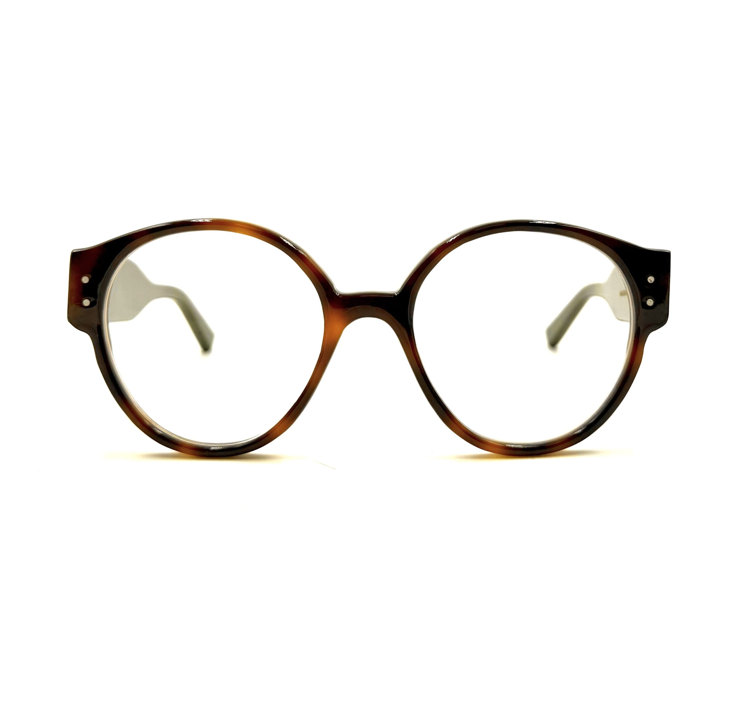 Notre modèle lunettes femme Aurillac avec sa monture aux formes rondes. Face : écaille Branche : kaki Solides, légères et confortables nos lunettes VDS sont uniques.
